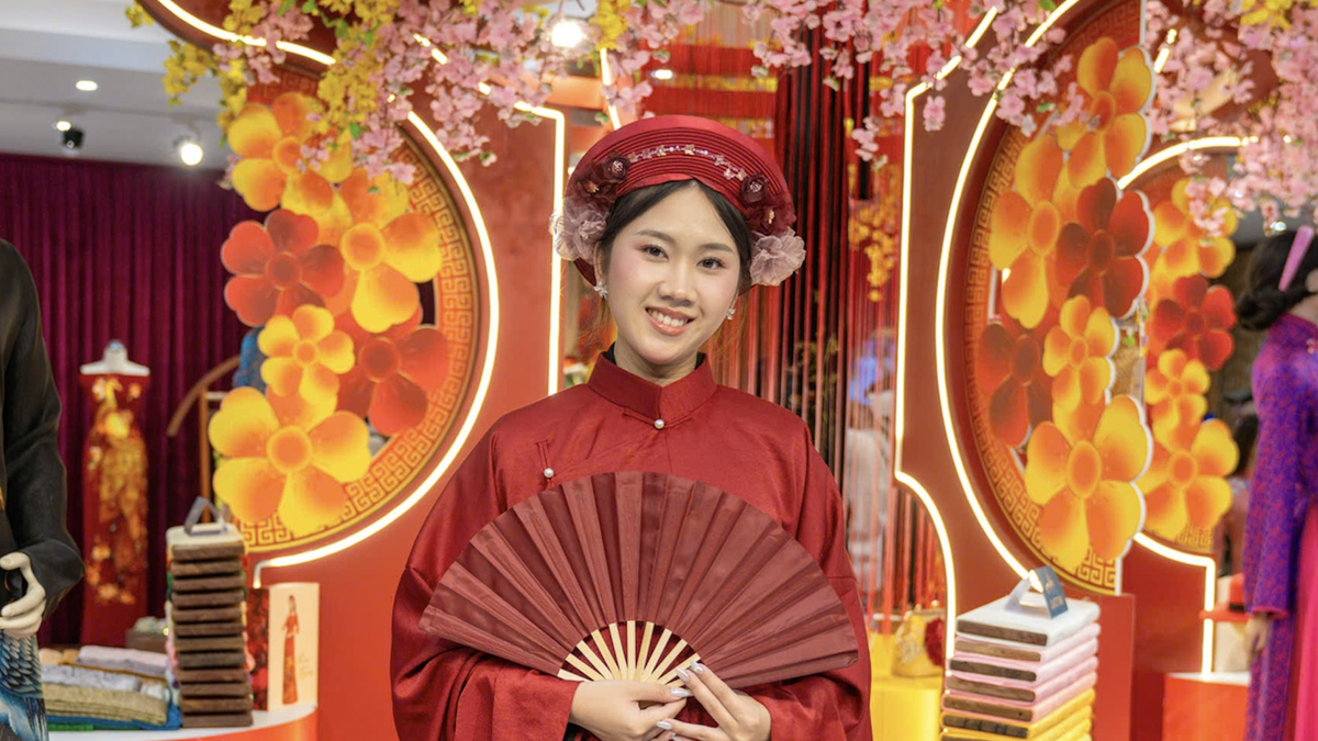 Ga naar de voetgangersstraat Nguyen Hue om honderden gratis ao dai en traditionele Vietnamese kostuums te passen tijdens het Ao Dai Festival in Ho Chi Minh-stad.