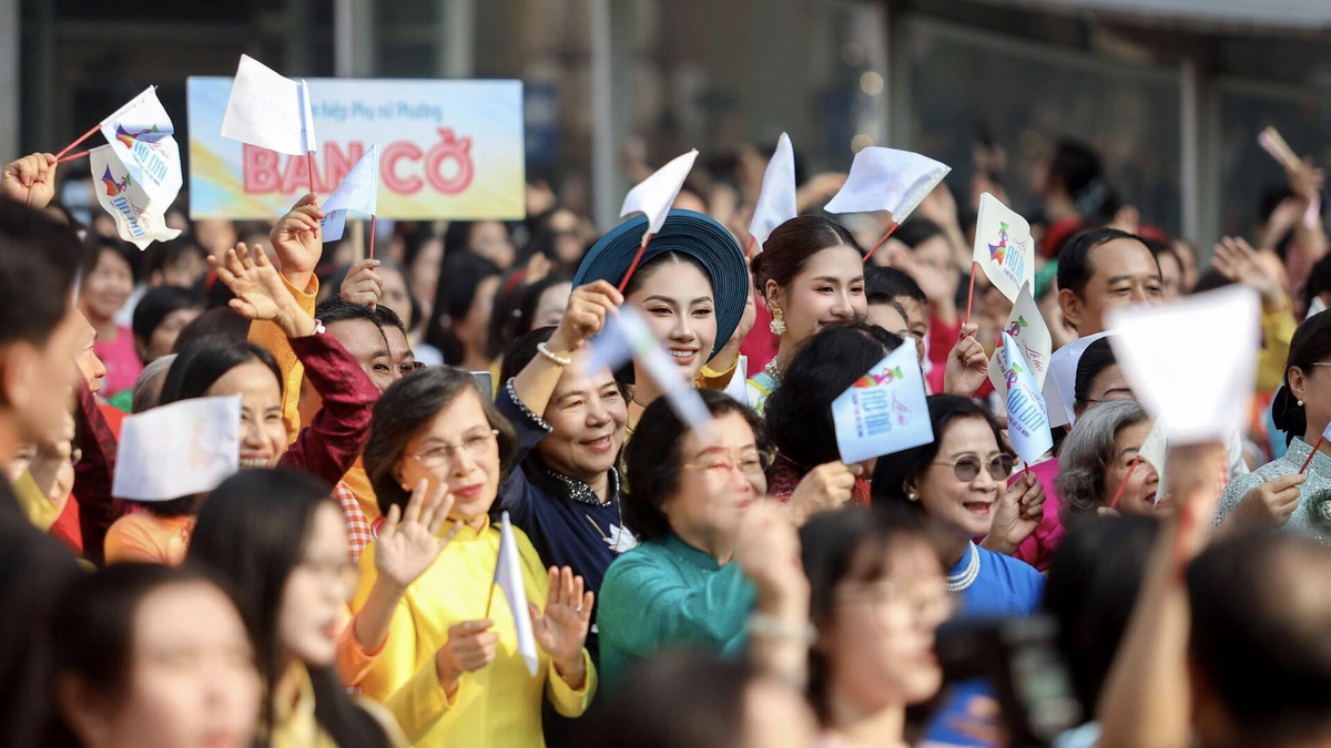 Le 8 mars, 3 000 personnes ont participé à un grand défilé en robes traditionnelles vietnamiennes ao dai sur la rue piétonne Nguyen Hue.