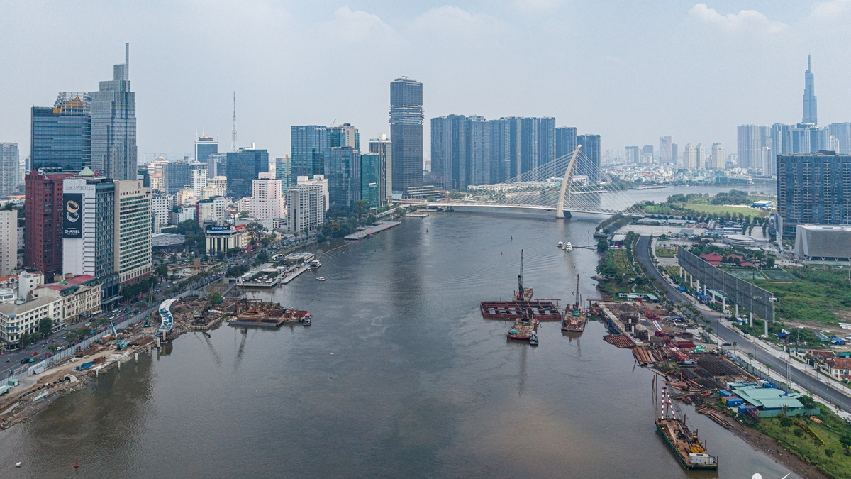 De voortgang van de voetgangersbrug over de Saigon-rivier, een project van een miljard dollar, na een jaar bouwen.