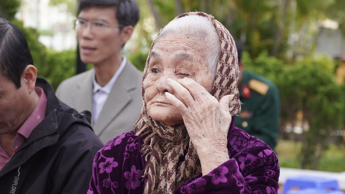 A Da Nang-i 10 mártír emlékműve előtt állva Gac Ma 64 hős katonájára emlékezünk.