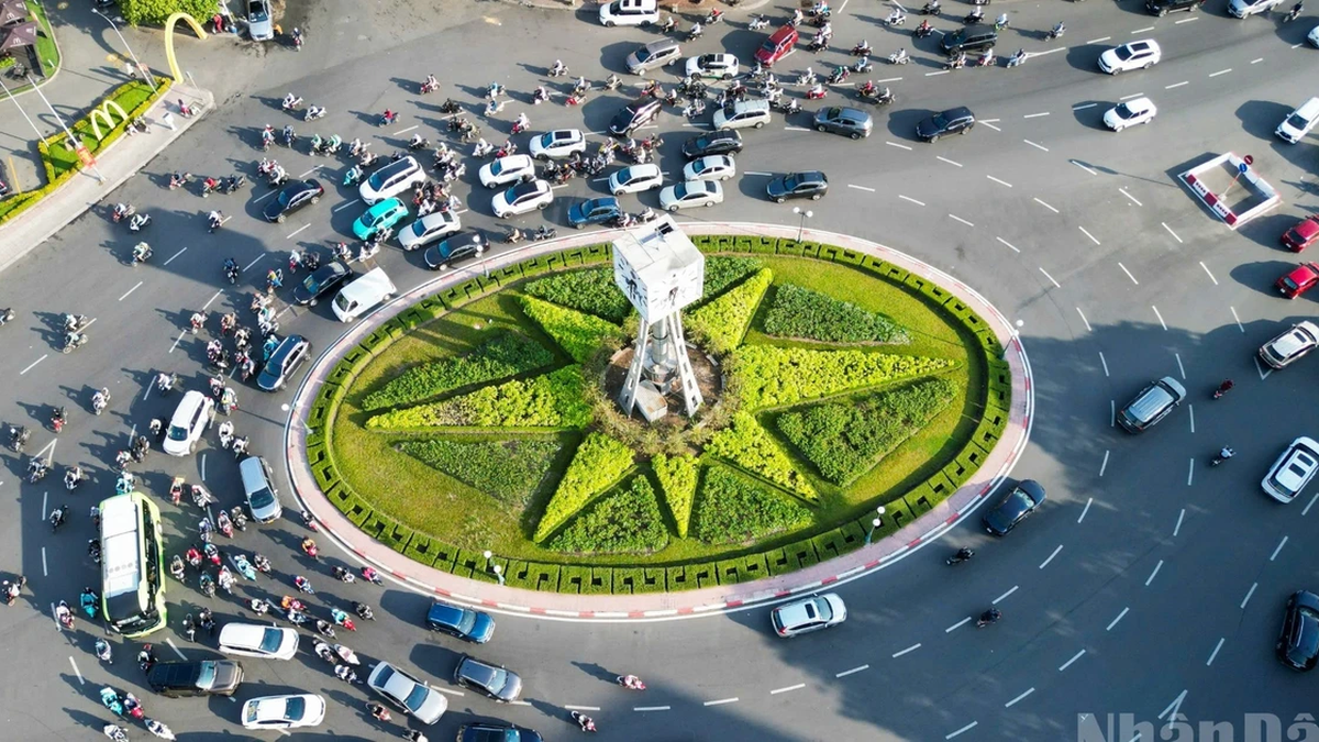 [Bild] Trafikstockningen vid rondellen Dien Bien Phu föreslås rivas.