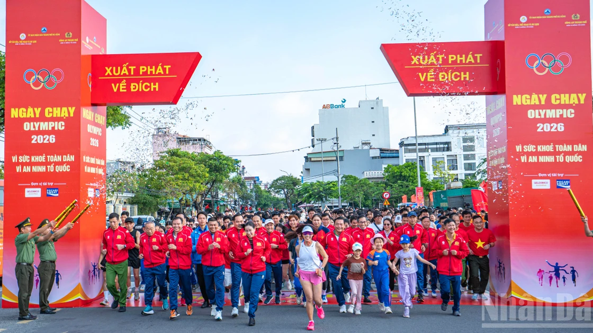 [Foto] Da Nang: Lebih dari 38.000 orang "mewarnai jalanan dengan warna merah" selama Lari Olimpiade untuk Keamanan Nasional.