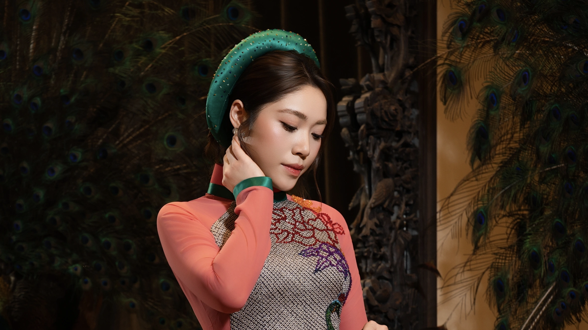 La reine de beauté qui parle quatre langues devient la muse du créateur Vo Viet Chung.