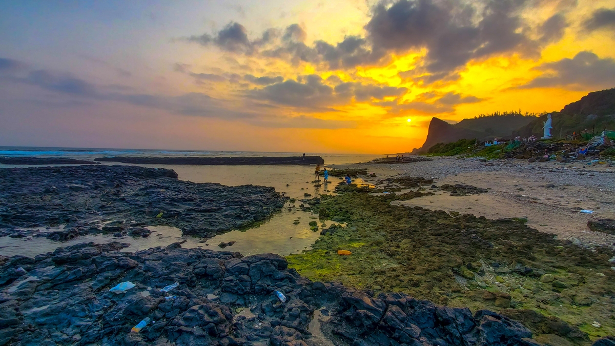 ទស្សនាសម្រស់ដ៏ស្រស់ស្អាតនៃកោះលីសើនតាមរយៈការប្រកួតហែលទឹកសមុទ្របើកចំហ។