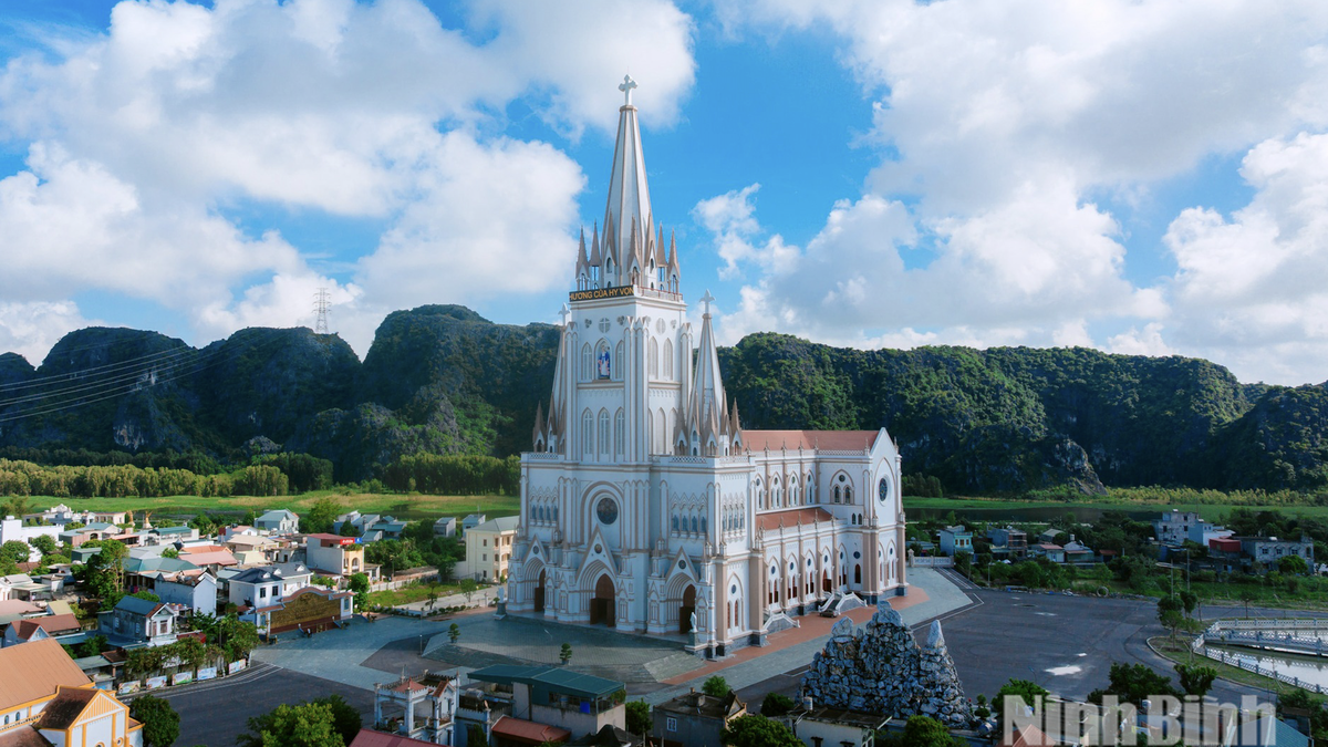Descubre la iglesia parroquial de Lang Van, la catedral más grande de Vietnam.