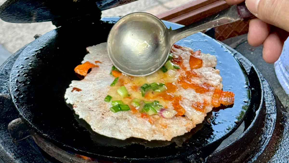 Kek beras tekan ala Hue menawarkan rasa yang unik di tengah-tengah Hanoi.