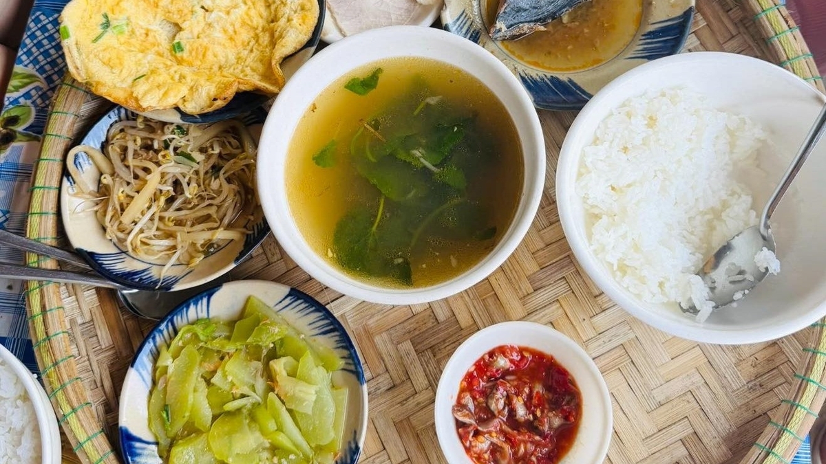Toeristen staan ​​versteld van een zevengangenmenu in Hue dat slechts 45.000 VND kost en een unieke en heerlijke lokale specialiteit bevat.