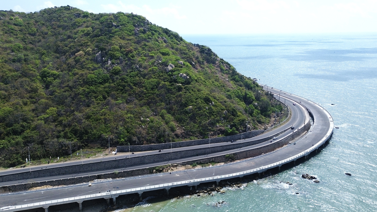 De kronkelende bergpas tussen de zee en de bergen is een ware trekpleister voor toeristen in Ho Chi Minh-stad.