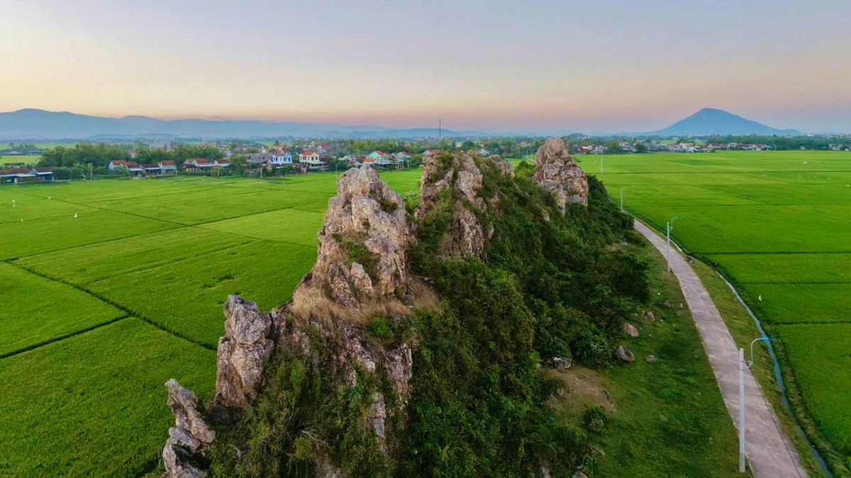 Les affleurements rocheux ressemblant à une « épine dorsale de dragon » au milieu des rizières de Phu Yen attirent les touristes.