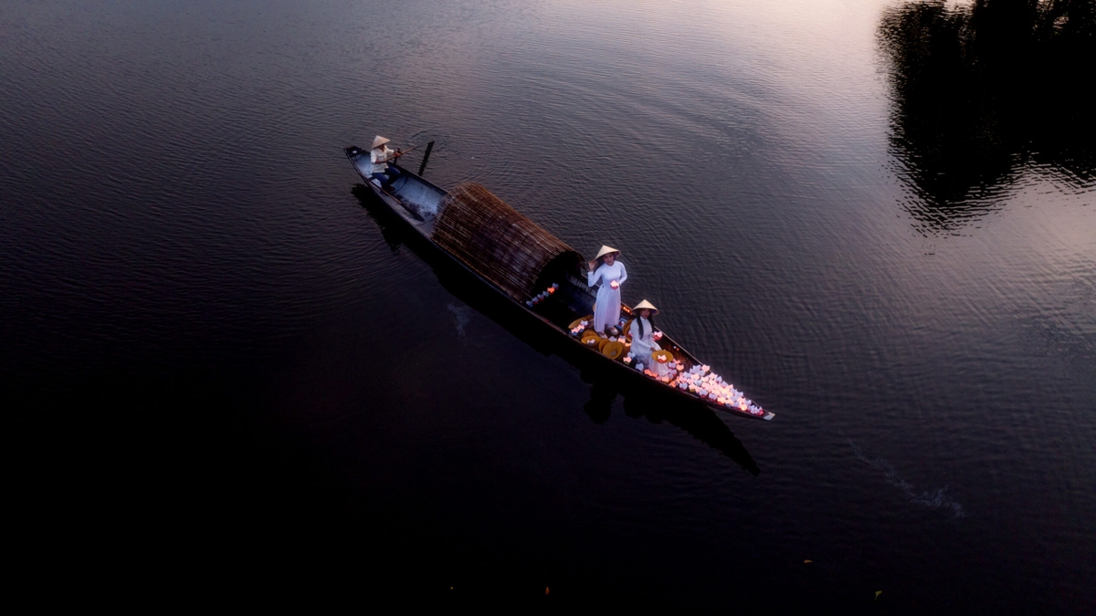 A tranquil fishing village in the heart of Hue city.