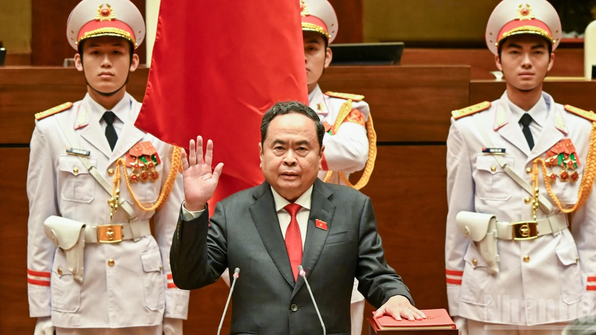 [Foto] O presidente da Assembleia Nacional, Tran Thanh Man, toma posse.