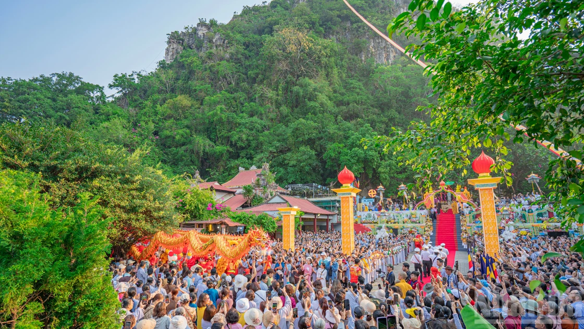 [Photo] Da Nang: A sea of ​​people respectfully paying homage to the Bodhisattva Avalokiteshvara.