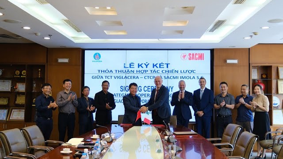A Viglacera és a SACMI.SC Group közötti technológiai együttműködési megállapodás aláírási ünnepsége.