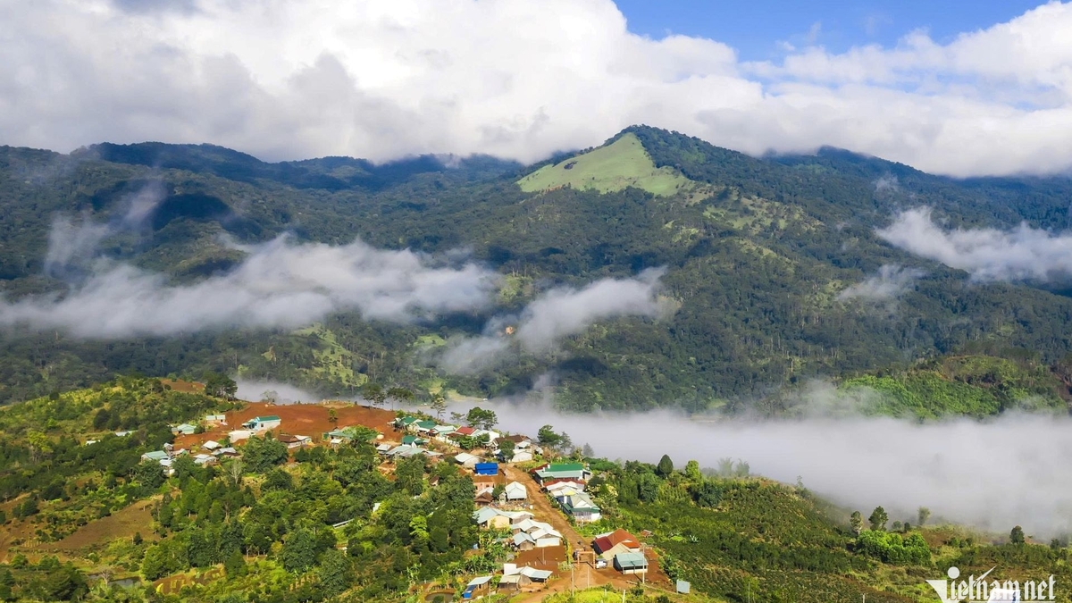 Enclavados silenciosamente entre montañas y bosques, los pueblos de Mang Den han "despertado" inesperadamente.