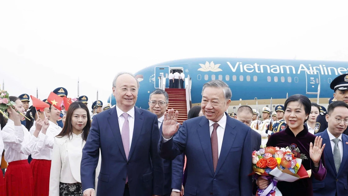 [Photo] General Secretary and President To Lam and his wife begin their state visit to China.