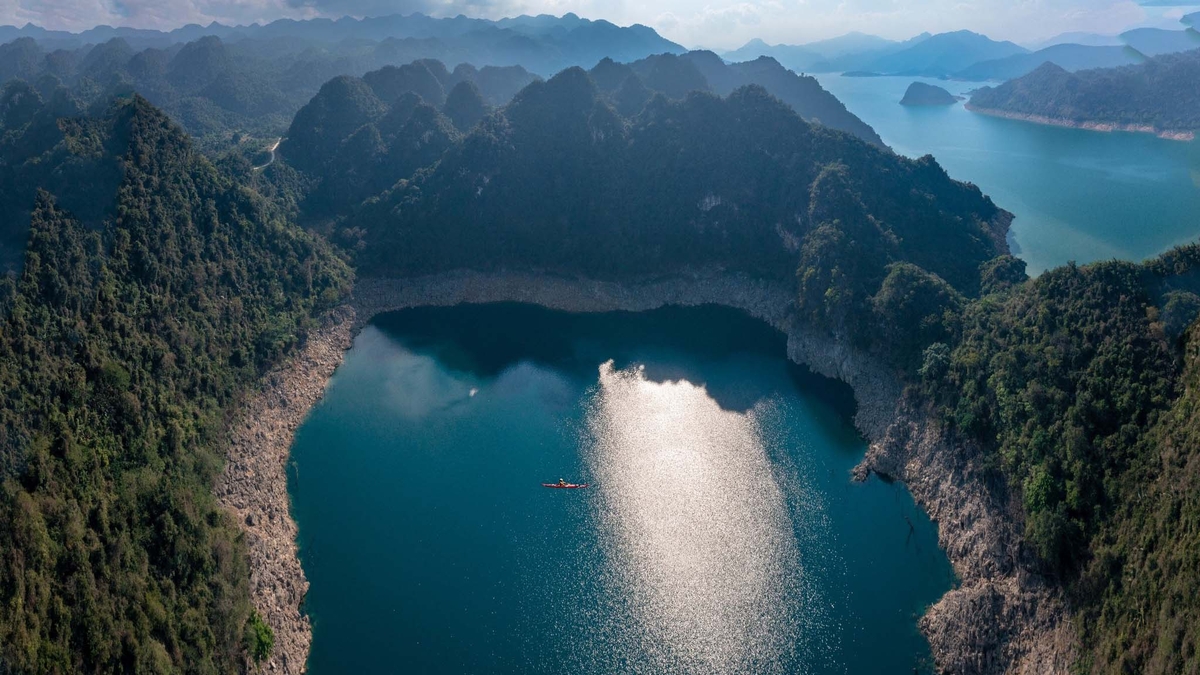 Een dagje wandelen om het smaragdgroene Emerald Lake in Phu Tho te bewonderen.
