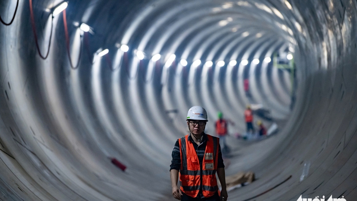 Et nærbilde av den nylig utgravde 30 meter dype metrotunnelen Nhon - Hanoi stasjon.