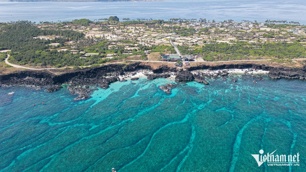3 pristine islands attract tourists during the April 30th holiday, with rooms fully booked a month in advance.