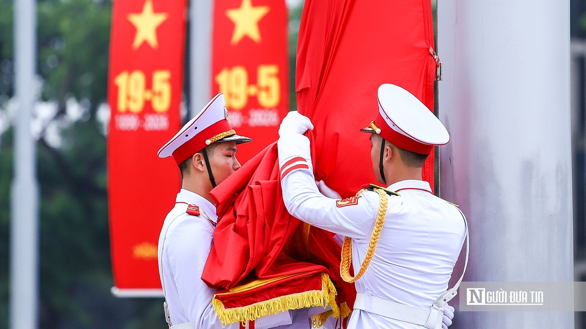 Se celebró una solemne ceremonia de izamiento de la bandera para conmemorar el 136º aniversario del nacimiento del presidente Ho Chi Minh.