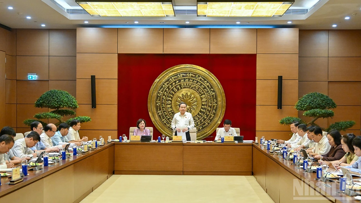 [Foto] O presidente da Assembleia Nacional, Tran Thanh Man, trabalhando com a Comissão Permanente do Comitê Econômico e Financeiro.