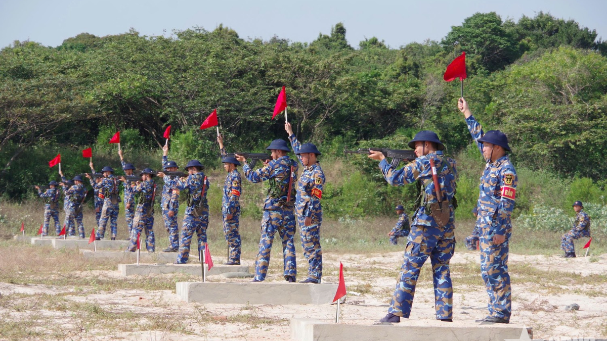Chiến sĩ mới Vùng 4 Hải quân tự tin thực hành “3 tiếng nổ”