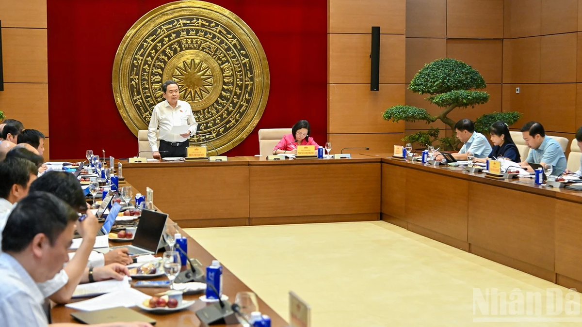 【写真】国会のトラン・タイン・マン議長が、国会代表団事務委員会の常任委員と仕事をしている様子。