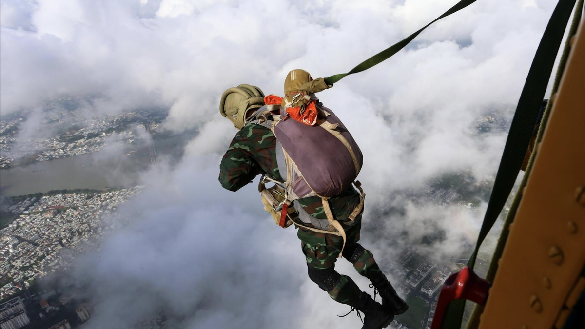 Nahaufnahme von Aufklärungssoldaten der Spezialeinheiten bei einem Übungs-Fallschirmsprung durch die Wolken.