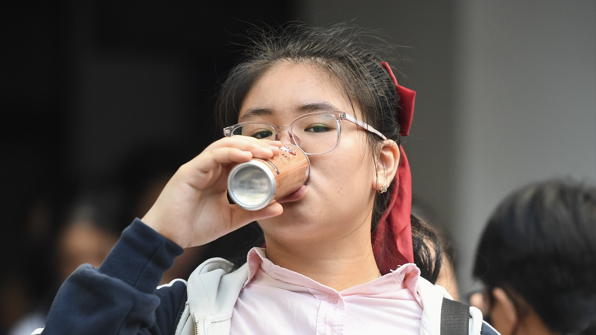 Học sinh 'nạp' cà phê, ôm mẹ lấy động lực thi vào lớp 10 trường chuyên ở TPHCM
