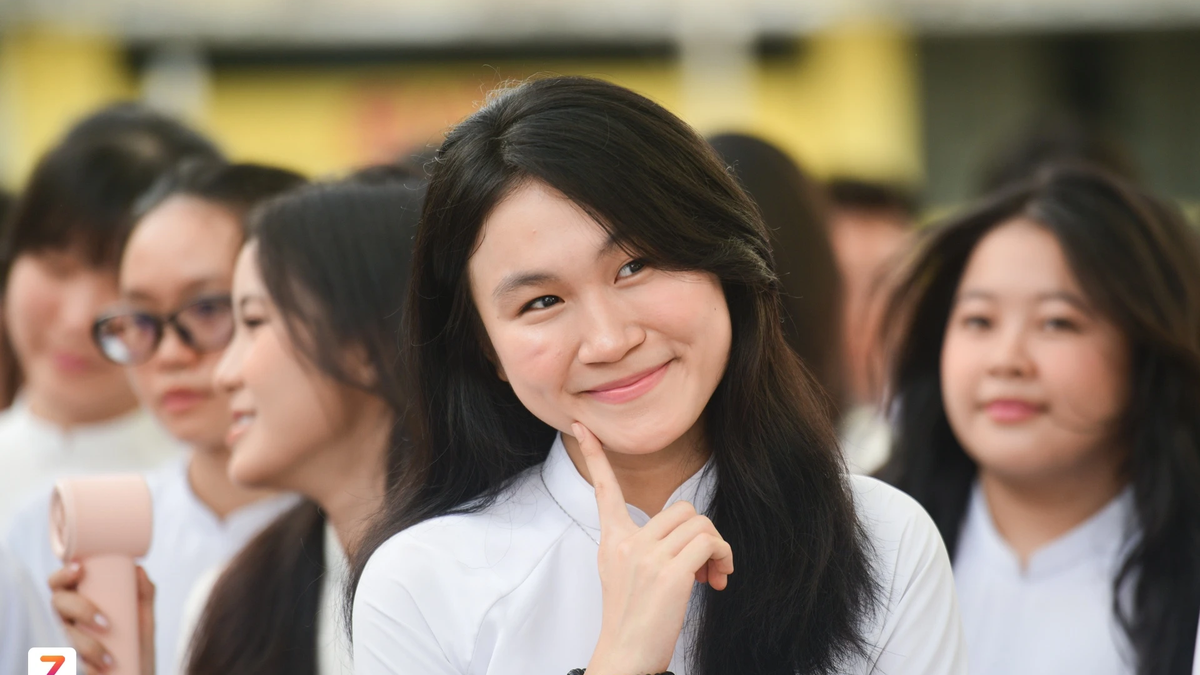 Học sinh chuyên Trần Đại Nghĩa ôm chặt nhau trong ngày bế giảng