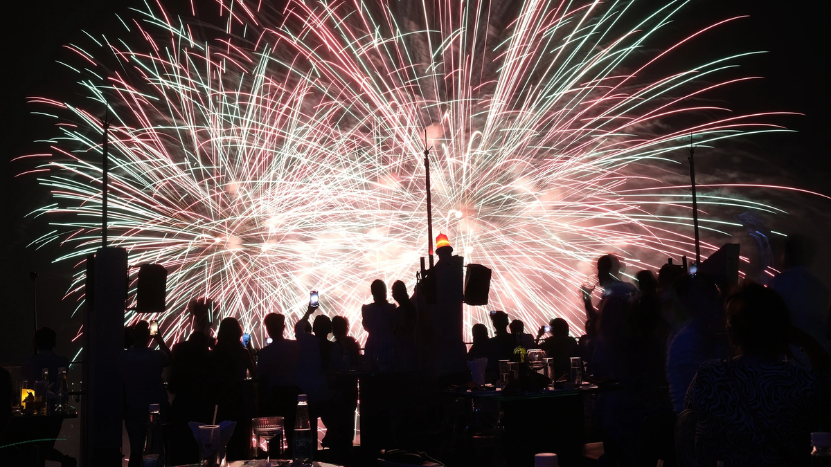 Da Nang Uluslararası Havai Fişek Festivali'ni balkondan izlemek için 'en popüler' yerleri satın alın.