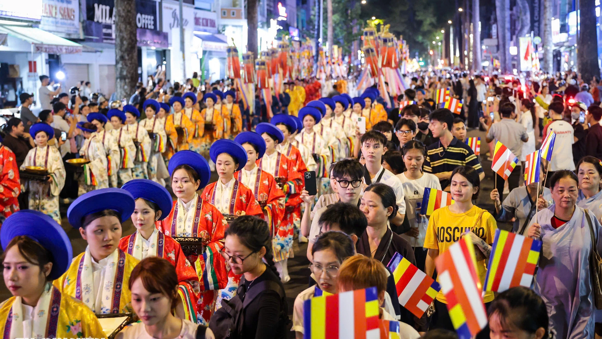 Anniversaire de Bouddha 2026 : Des milliers de bouddhistes à Hô Chi Minh-Ville portent en procession la statue de jade du Bouddha nouveau-né.