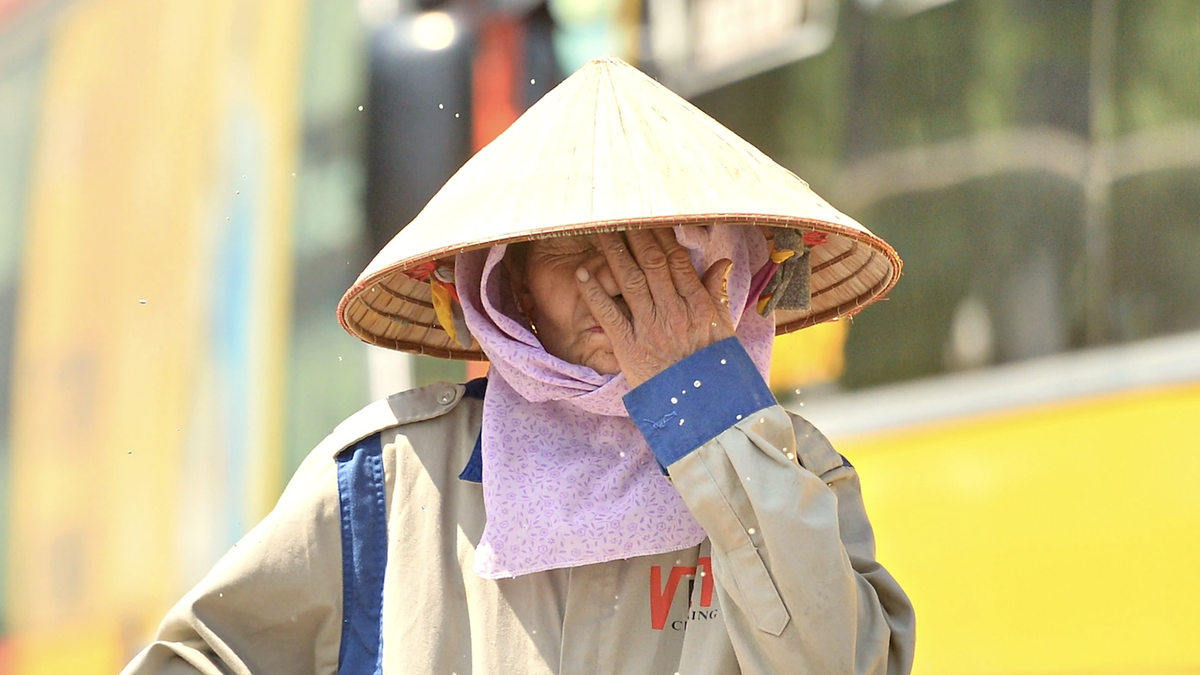 Hanoi experiences record-breaking heat of over 41 degrees Celsius, the hottest in the country.