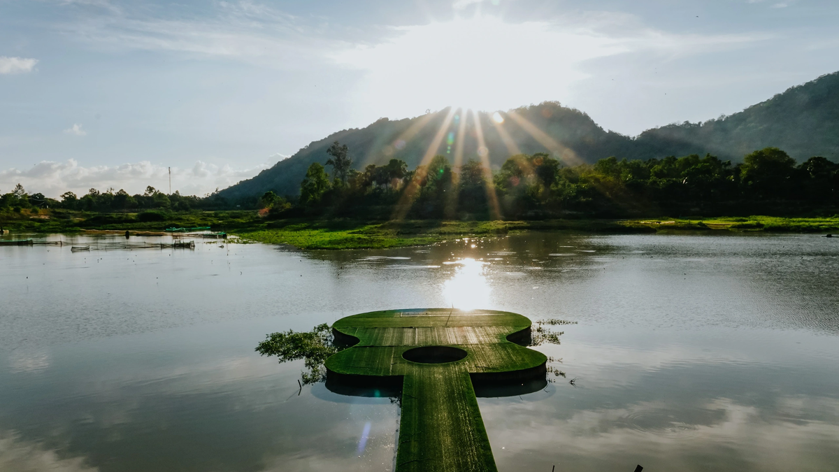Kunjungi Tasik O Thum untuk mengagumi pemandangan yang indah dan nikmati ayam panggang dalam daun pisang.