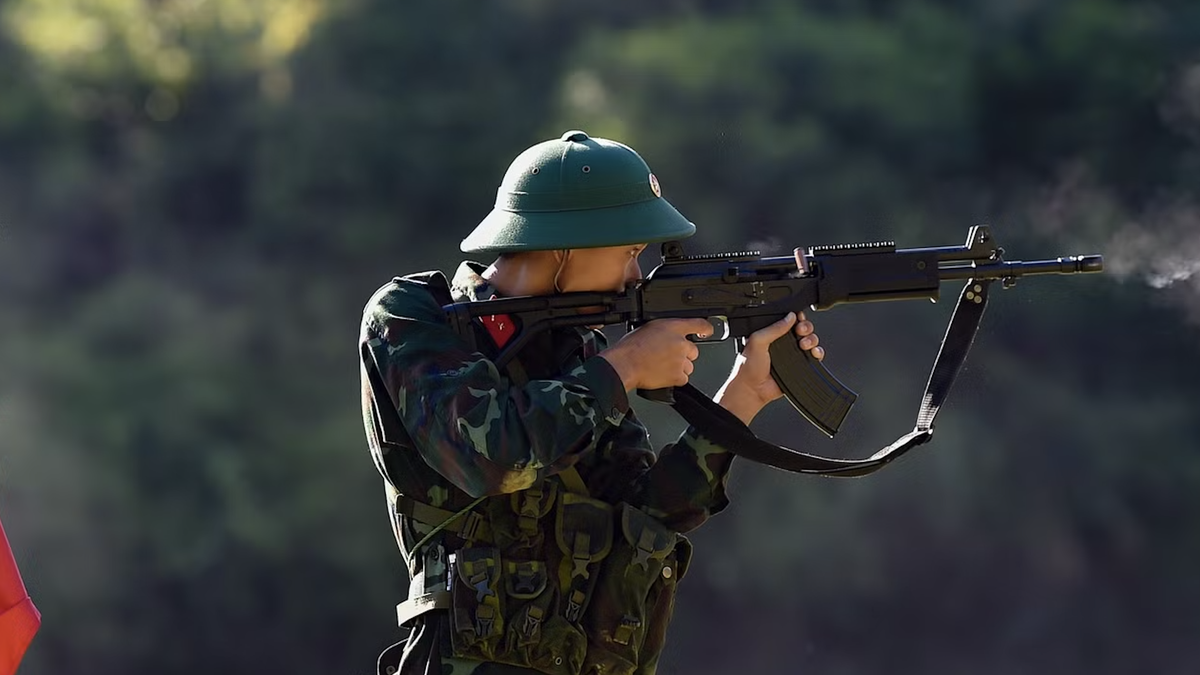 [Foto] A coragem dos novos recrutas da Brigada 144 no campo de treinamento.
