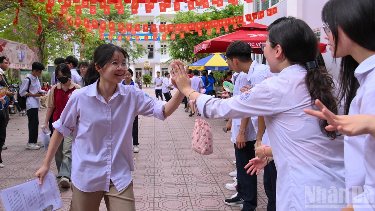 [Bild] Knapp 125.000 Schüler in Hanoi haben die Literaturprüfung für die Aufnahmeprüfung zur 10. Klasse abgelegt.