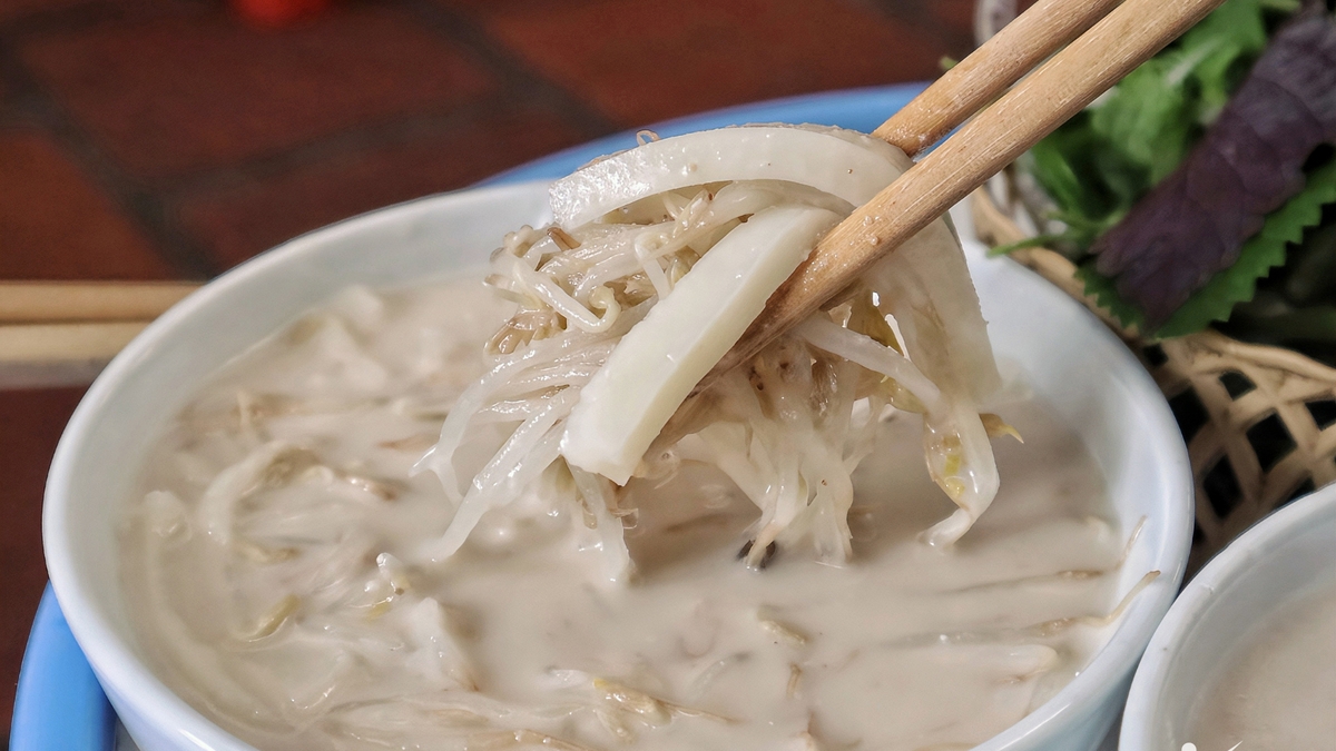 ម្ហូបនេះ ដែលជាម្ហូបលាយបញ្ចូលគ្នារវាងសាឡាដ និងនំអង្ករ មានតម្លៃ ២៥,០០០ ដុង ហើយជាម្ហូបដែលអតិថិជនពេញចិត្តក្នុងរដូវក្តៅនៅទីក្រុងហាណូយ។