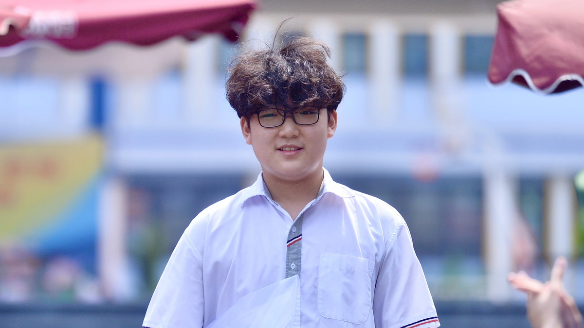 Um estudante do sexo masculino, de ascendência vietnamita-coreana, chamou a atenção no local da prova.