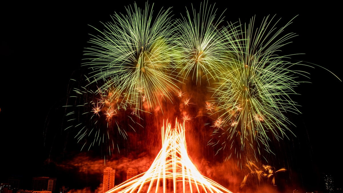 Les équipes de Da Nang et de Chine se sont affrontées lors de la soirée d'ouverture du festival de feux d'artifice.