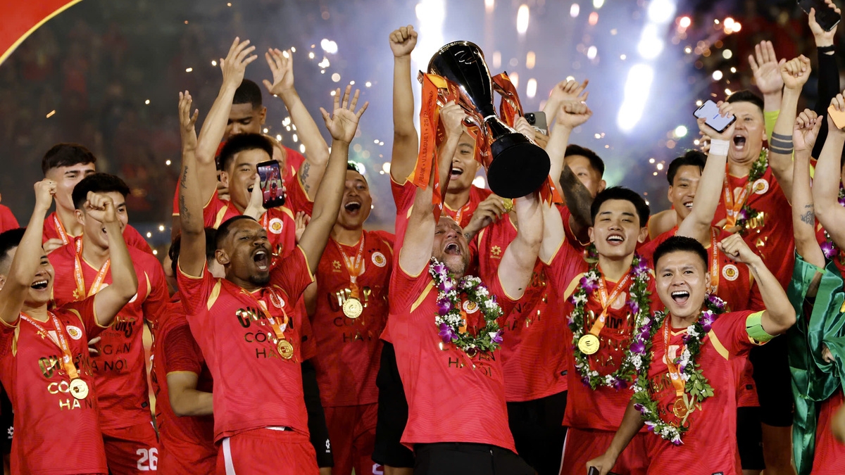 Khoảnh khắc CLB Công an Hà Nội nâng cúp V.League, nhận thưởng 5 tỷ đồng