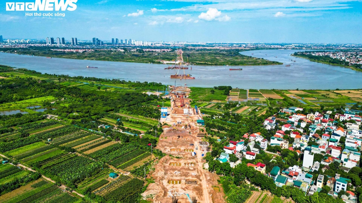 Gambaran umum lokasi pembangunan jembatan kabel pancang senilai hampir 12 triliun VND yang menghubungkan Hanoi dan Hung Yen.