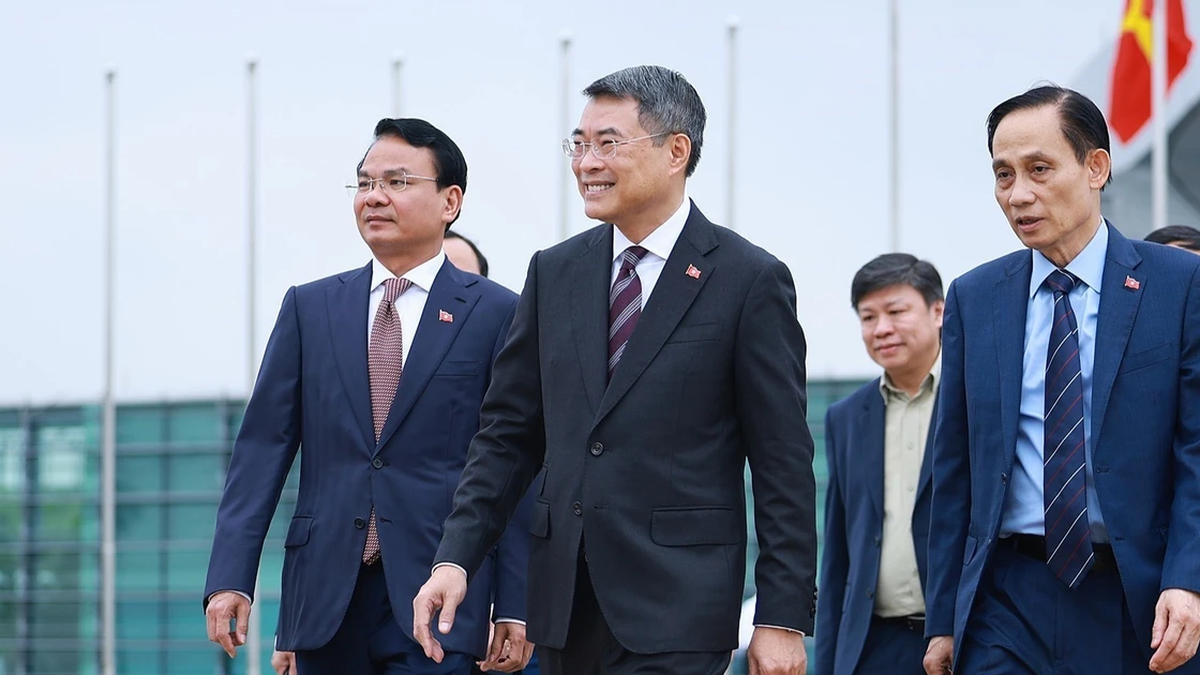 [Foto] El Primer Ministro parte para asistir a la Cumbre que conmemora el 35 aniversario de las relaciones ASEAN-Rusia en Kazán.