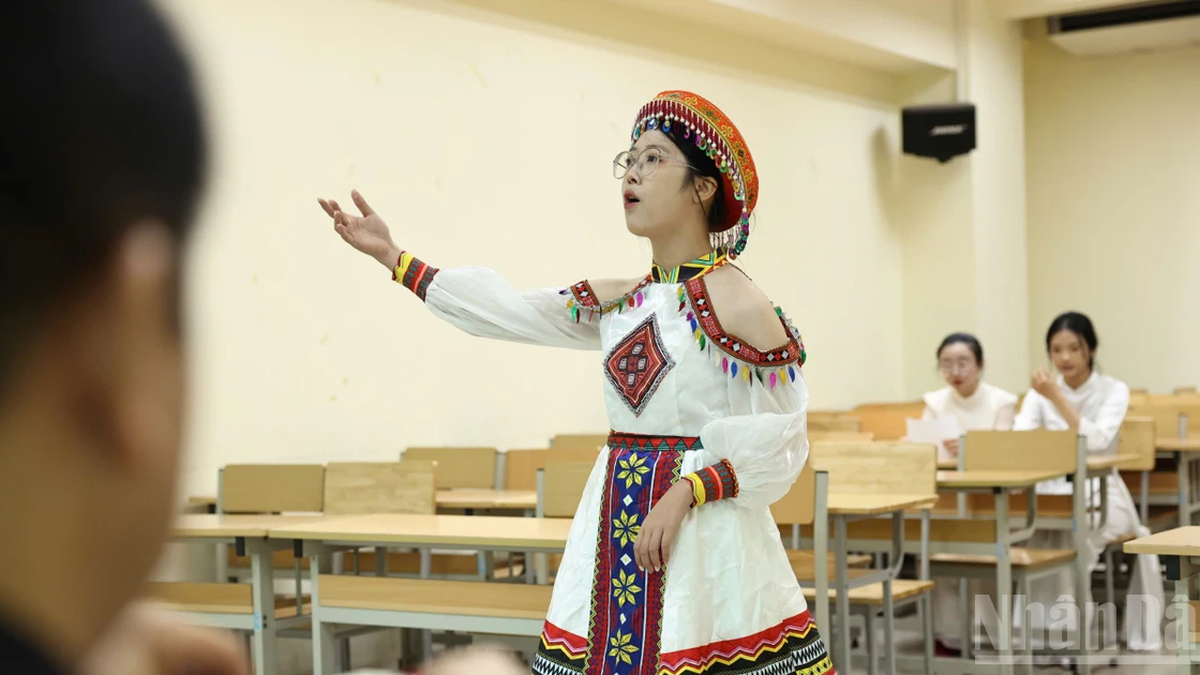 [Foto] Candidatos realizando la prueba de aptitud para el ingreso a la Universidad Pedagógica de Hanoi.