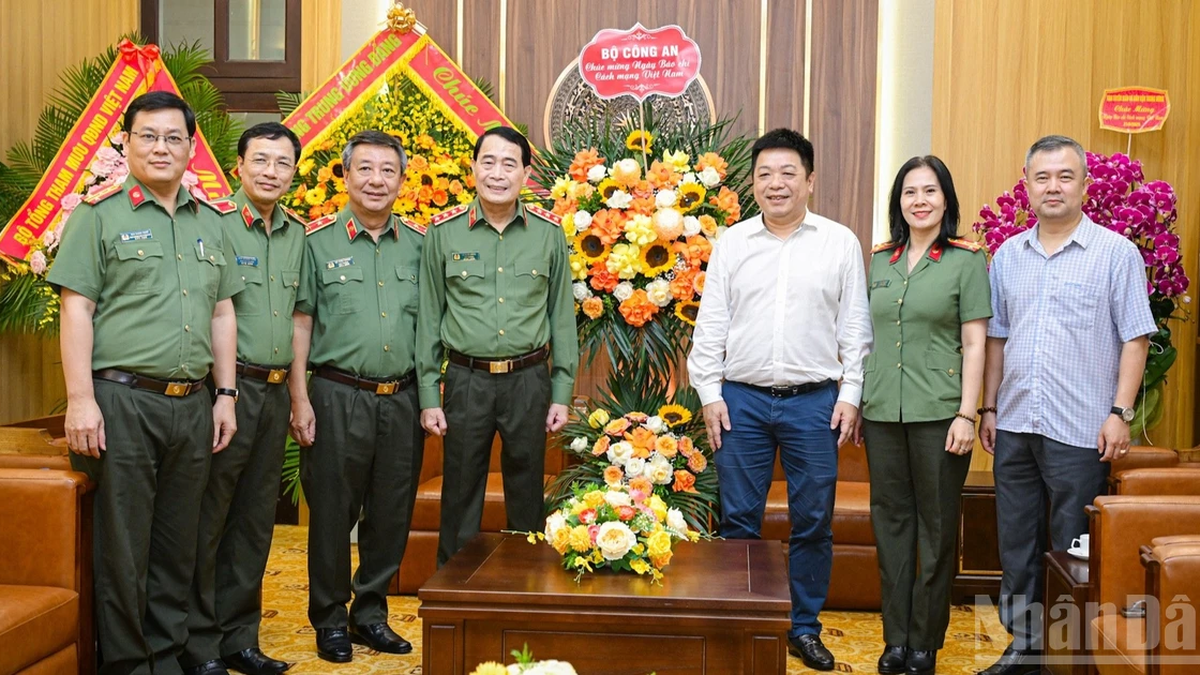 [Foto] Unidades centrales y locales, ministerios y sectores felicitan al periódico Nhan Dan en el 101.º aniversario del Día de la Prensa Revolucionaria de Vietnam.