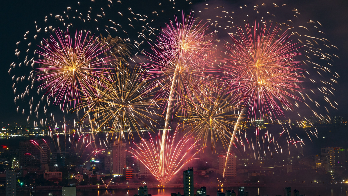 オーストラリアとポルトガルの花火がダナンの夜空を彩った。