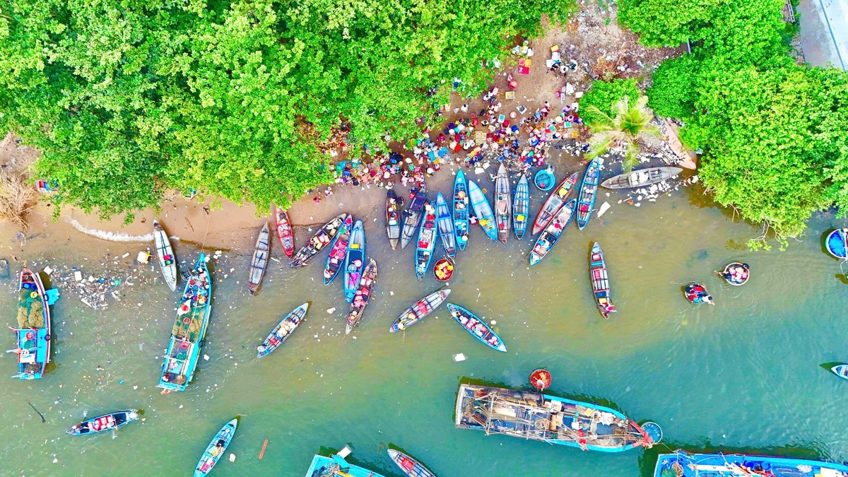 El mercado flotante abre sus puertas al amanecer en la desembocadura del mar en Quang Ngai.