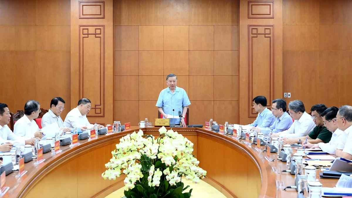 (Foto) El secretario general y presidente To Lam preside una reunión con agencias sobre el desarrollo de la industria marítima nacional.