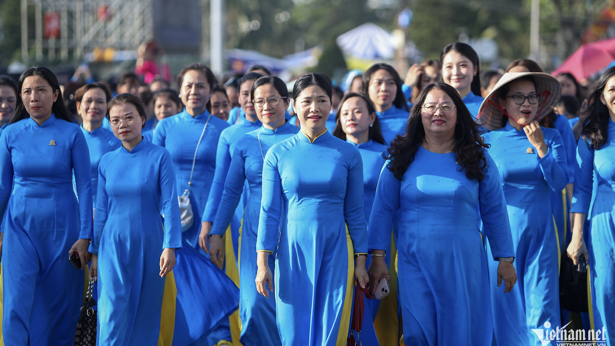 Über 2.000 Menschen in traditionellen vietnamesischen Ao Dai-Kleidern bildeten ein farbenfrohes „Seidenband“ entlang der Küste von Nha Trang.