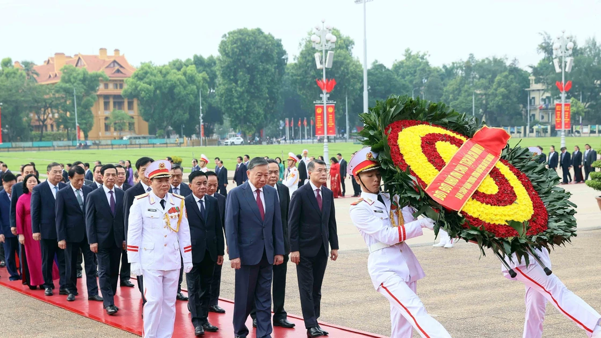 [Photo] Des membres du Comité central du Parti communiste vietnamien visitent le mausolée du président Hô Chi Minh.