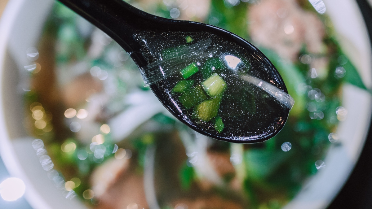 'Tây' mê đồ ăn sáng Việt Nam: Nào bò né, bánh cuốn, xôi mặn... chưa kể phở với bún bò
