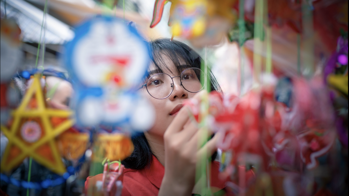 Image 24: 随着中秋节的临近，胡志明市的灯笼街灯火辉煌，小贩们仍在热切地等待顾客光临。